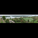 Die von links kommende Save mündet in die Donau, die die in der Mitte zu sehende Insel umfließt